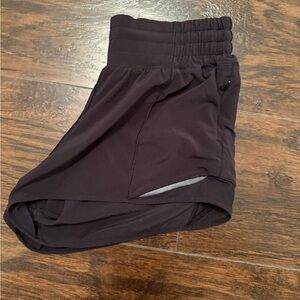 lululemonn black hotty hot 2.5 in shorts